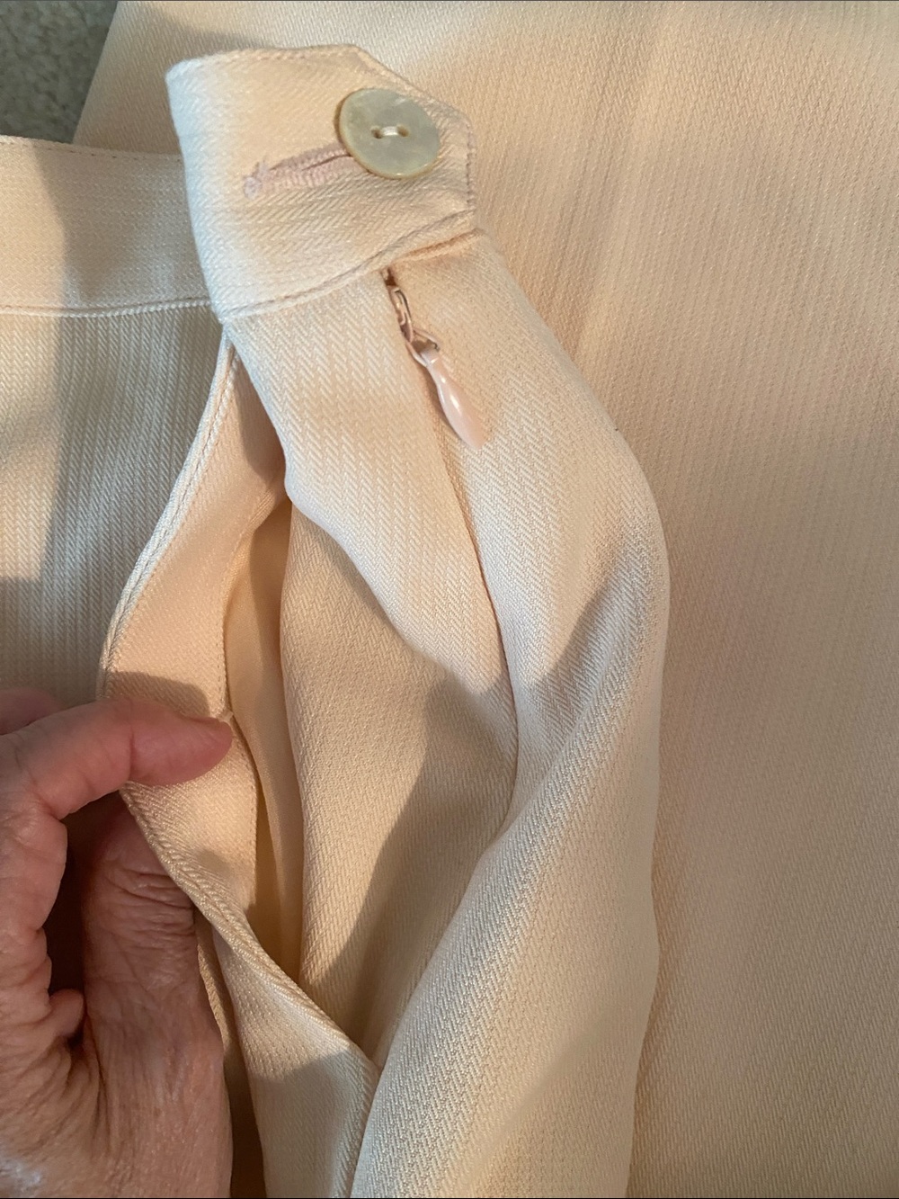 Tommy Bahama size 6 100% silk cropped pants - Picture 2 of 4